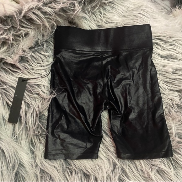 Carbon38 High Waisted Takara Biker Shorts Black - Picture 6 of 7